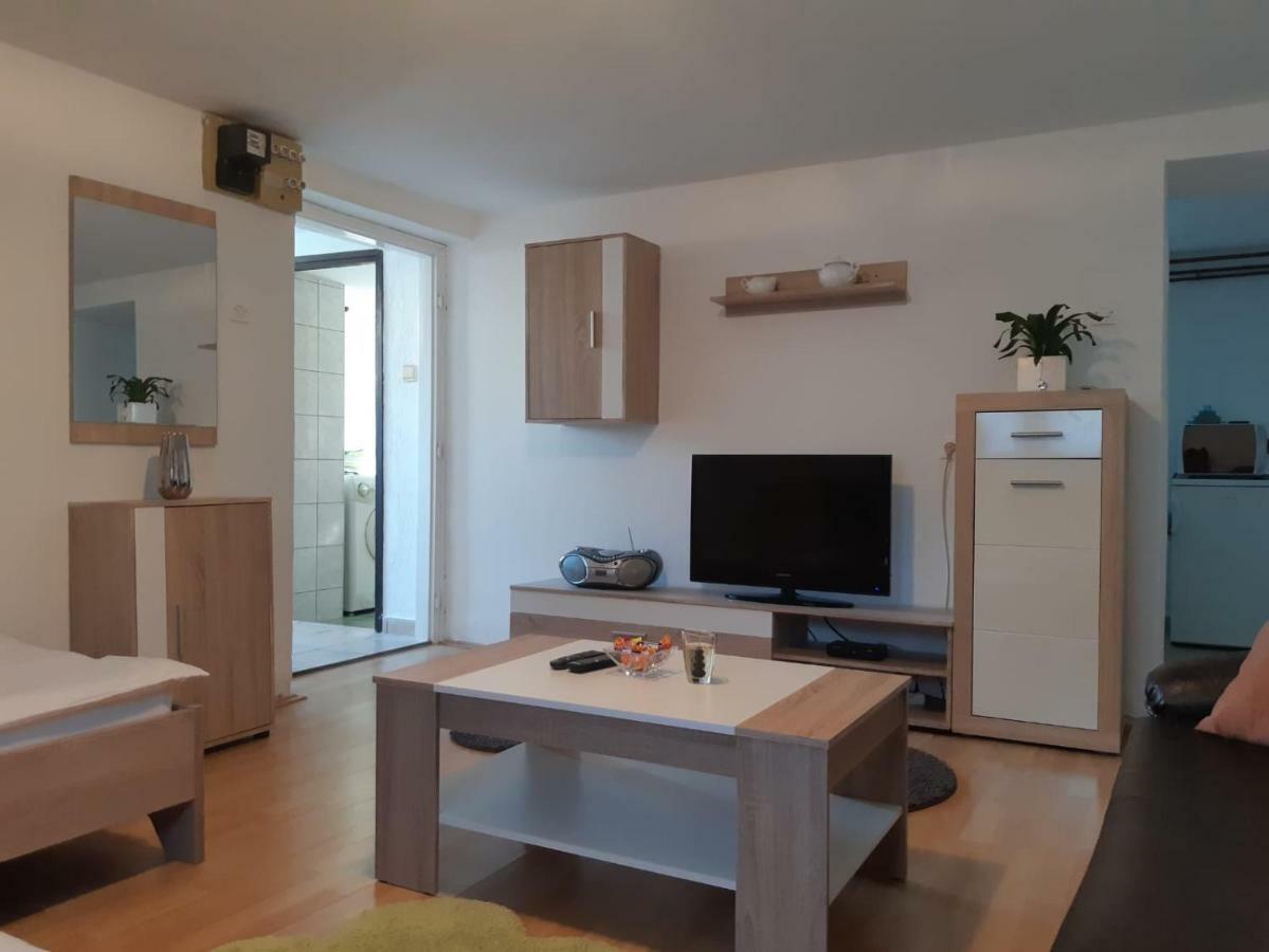 Apartment Upper Town Госпич Экстерьер фото